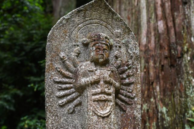【日本の風景／地名のポストカード】奈良県室生寺 大杉を背にひっそりと苔むす石仏の面影　はがき お土産 ハガキ　撮影/daikegoro