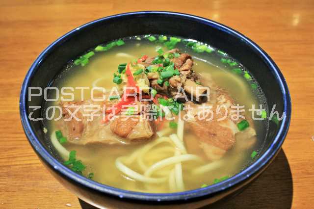 沖縄の料理（ゴーヤチャンプル、ラフテー、海ぶどう、島らっきょう、豆腐ようなど）のはがきハガキ葉書 撮影/YOSHIO IWASAWA