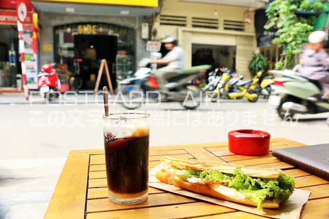 ベトナム　ハノイの街角で朝食（バインミーとコーヒー）のはがきハガキ葉書 撮影/YOSHIO IWASAWA