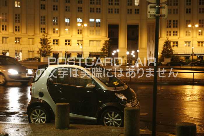 【フランスの風景ポストカード】フランスパリ雨の夜、スマートがある景色