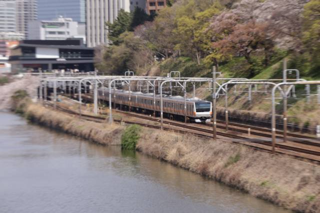 【日本の風景ポストカードAIR】東京都新宿区千代田区市ヶ谷付近、神田川の桜と中央線のハガキはがき photo by MIRO