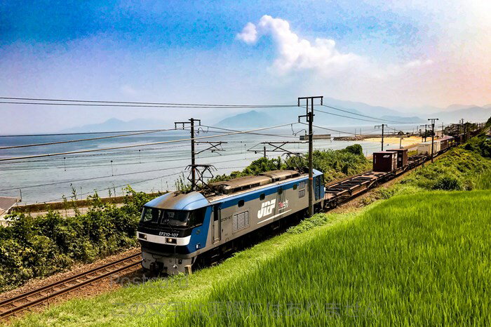 【日本の風景ポストカード】山口県の海岸を走る貨物列車EF66形電気機関車の葉書ハガキはがき photo by ..