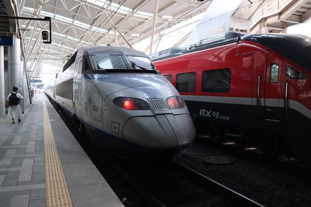 【韓国の風景ポストカード】ソウル駅を出発する韓国高速鉄道KTX100000系1のはがきハガキ葉書のサムネイル