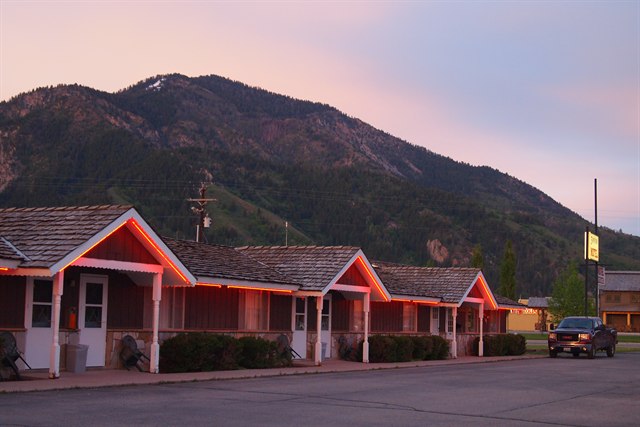 【アメリカの風景ポストカード】アメリカ　アルパイン　山を背に赤いネオンがともる夕暮れのモーテル　はがき お土産 ハガキ　撮影/WATANABE