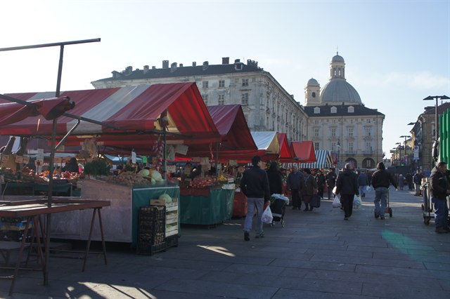 【イタリアの風景ポストカード】イタリア　紅白の日よけが並ぶ朝の広場の市と丸屋根の建物　はがき お土産 ハガキ　撮影/WATANABE