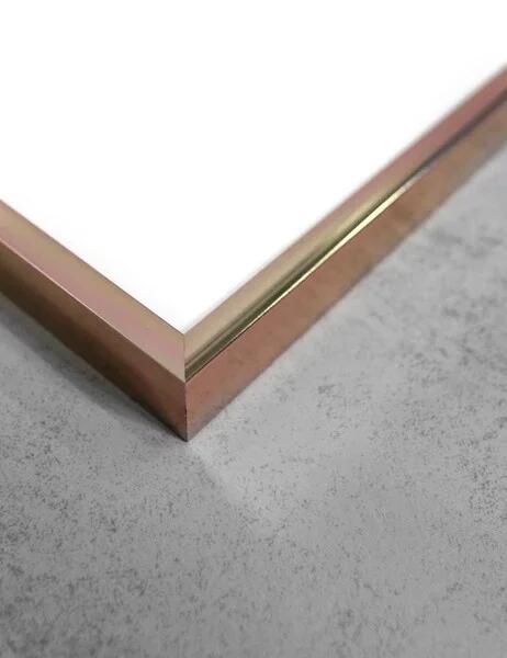 ROSE ALMINIUM FRAMEローズアルミニウムフレームA4サイズ 北欧から入荷したシンプルなアルミフレーム。 北欧スウェーデンからMade in EUのシンプルでナチュラルなポスター・フレームが入荷しました。繊細な細めの縁と透明感のあるアクリルの全面は作品を引き立ててくれます。 デンマーク、スウェーデンの数々のアート作品をディスプレイするのに使用されている北欧アート・フレームのベストセラー・アイテム。 A4サイズのフレームは背面に立て掛けスタンド仕様にも対応しているのでフォトフレームとしてもご利用頂け、サイドボードやデスクなど立て掛けてもとても似合います。 壁掛け用のハンガー金具が縦、横に付いているのでポートレイト、ランドスケープの両方の作品を飾って頂けます。 背面のボードは6つの金具で固定されています。指で押すだけで簡単に外して頂けます。アクリルのパネルには両面に保護シートが貼られていますので、ポスターをセットする前にお剥がしください。 ※背面のハンガー金具に壁面に打ったビスやフレーム用のピクチャーフックを使いディスプレイいただけます。ビス、吊り下げ紐は付属していません。 ※参考動画は30x40cmフレームです。A4フレームには背面に引き出しタイプのスタンドが付属しています。 ■商品詳細 製造国 MADE IN EU 素材 Alminium 取り扱いサイズ A4 (210x297mm) コンディション 新品 配送方法 宅配便 備考 - ★在庫の無い商品、サイズ、カラーにつきましてはお取り寄せ可能な場合もございます。お気軽にお問い合せください。 ★色味はブラウザ上と、実際の商品とは誤差があることがございます。予めご了承ください。