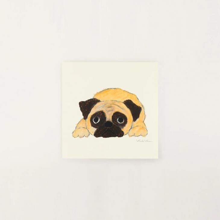 a good view パグ 20x20cm 北欧 アートポスター 国内外の優れたアート作品をキュレーションするa good viewのコレクション。 テキスタイルメーカー、QUARTER REPORTがスタートさせたアートポスターのコレクション「a good view」。国内外のテキスタイルデザイナー、イラストレーターによるアート作品を20x20cm、30x30cmサイズの2サイズで展開をスタートしました。ポスターに合う額縁も同時に展開しています。大小のサイズを並べて飾っても素敵です。 伏せた姿でこちらを見つめるパグ。その大きな瞳には、どこか物憂げで愛おしい表情が宿っています。短い鼻としわの多い顔、ずんぐりとした体型で知られるパグは、古くから「愛されるために生まれた犬」とも称されてきました。米津祐介さんのやわらかな筆致が、そんなパグのユニークな魅力と無垢なまなざしをやさしく描き出しています。見ているだけで思わず笑みがこぼれ、日常の中にほっとした気持ちを運んでくれる一枚です。 米津祐介 (yusuke yonezu) 2005年イタリア・ボローニャ国際絵本原画展への入選をきっかけに絵本作家として活動を始める。以後、多くの絵本を創作し、アジアやヨーロッパ、アメリカなど、世界中で出版されている。また、国内ではステーショナリーグッズを展開するなど、イラストレーターとしても活躍の場を広げている。 ■商品詳細 製造国 JAPAN ブランド a good view 素材 ヴァンヌーボーV-FS 取り扱いサイズ 20x20cm コンディション 新品 配送方法 宅配便 / メール便 備考 - ★在庫の無い商品、サイズ、カラーにつきましてはお取り寄せ可能な場合もございます。お気軽にお問い合せください。 ★色味はブラウザ上と、実際の商品とは誤差があることがございます。予めご了承ください。