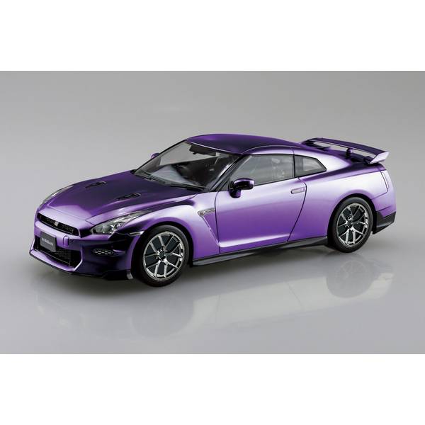 R35型GT-Rのカスタムホイール仕様！《金型追加》R35型2024年式日産GT?Rは、ツインターボV6と洗練された全輪駆動システムにより“最終形のGT?R”と称される高性能スポーツカーです。その魅力を小さいながら精密に再現したプラモデルにカスタムホイール仕様が登場します。キットはノーマル車高にも組み立て可能です。パーツ点数28点のお手軽モデル塗り分けの必要な部分はシールで再現ノーマル車高にも組み立て可能ボディカラー：No.03CU-PE メタリックパープルホイールカラー：メッキ■塗装不要ボディ色をプラスチック材料の着色で再現する事により、塗装不要となりました。ツヤツヤのボディも見どころです。■接着剤不要はめ込み式を採用する事で接着剤が不要となりました。■少ないパーツで高い再現性キットを簡略化しながらも1/32スケールで高い再現性を実現しました。※画像は試作品です。実際の商品とは異なる場合がございます。※この商品はプラモデルキットです。組み立てには別途、工具等が必要です。※ローダウン仕様で組み立てた場合、タイヤが回転しにくい場合があります。※車種によりホイールカラーが異なりますのでご注意ください。メーカー名：アオシマスケール：1/32形態：スケールモデルメーカー型番：4905083204092▼商品登録日：2025年10月15日