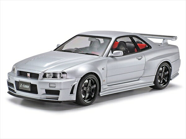 【究極のGT-R、その姿を机上に再現】 きらびやかなチューニングカーが集まった2005年の東京オートサロンの中で、ひときわ注目を集めたのがニスモ R34GT-R Zチューンです。500馬力を発生する2.8リッターツインターボエンジン、ザックス社製スペシャルサス、ブレンボ社との共同開発によるブレーキなどを採用し、さらにボディパネルにカーボンパーツを使用。ニッサンのレース部門を担当するニスモ創立20周年を記念して、熟練メカニックにより1台1台ハンドメイドで仕上げられた、限定20台のまさに究極のGT-Rなのです。●全長190mm、全幅76mmのプラスチックモデル組立てキットです。●排熱用ルーバーをボンネットに備え、左右に15mmずつ広げられたフロントフェンダーなど迫力みなぎるボディをリアルにモデル化。●多くのエアインテークを持つ複雑な形状のフロントバンパーは別パーツ構成。●GTマシンをイメージした5本スポークホイール、大径ディスクブレーキは専用パーツ。●デフオイルクーラー、極太マフラーエンドがリヤビューを引き締めます。●3本スポークの専用ステアリングホイール、リヤダンパーの減衰力調整ダイヤルもパーツ化。メーカー名：タミヤスケール：1/24形態：スケールモデルメーカー型番：24282▼商品登録日：2026年07月07日