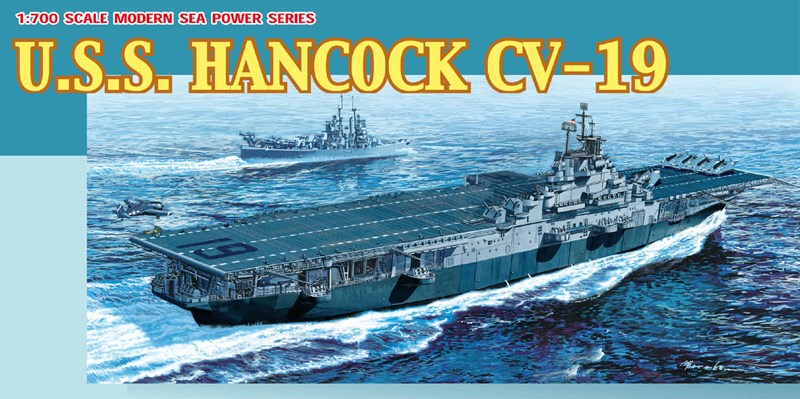 実艦について第二次世界大戦中にアメリカ海軍が建造、就役させた航空母艦がエセックス級の1艦がハンコックです。1943年にタイコンデロンガの名前で起工されましたがその後、ハンコックと改名。1944年に就役しました。日本軍との激戦が続く太平洋戦域へと投入されたハンコックは台湾や沖縄攻撃に参加。沖縄に向かう戦艦大和の攻撃にも加わっています。基準排水量は27100トン、最大速度は33ノット。また、飛行甲板の全長は266mを有し、甲板の前後部中央に各1基のエレベーターを装備するほか、舷側部分にも1基のエレベーターを装備。90から100機の艦載機を搭載することが出来ましたが、3基のエレベーターにより、高い運用能力を発揮できたのが特徴でした。終戦まで生き残り、戦後は改修されてジェット戦闘機を発進可能な蒸気カタパルトを装備した初のアメリカ空母となり、1956年にはアングルドデッキを装着する改修を実施。ベトナム戦争でも作戦行動を実施。1976年1月に退役するまで活躍を続けたのです。モデルについてキットは第二次世界大戦で活躍していた当時の姿でアメリカ空母ハンコックを再現した1/700スケールプラスチックモデル組み立てキットです。仕上がりの全長約39のモデルはフルハルモデル、ウォーターラインモデルを選んで組み立て可能。船体側面に設けられたサイドドアはフルオープン、半開、クローズの3つの状態から選択して組み立てられます。フライトデッキエレベーターは上げた状態、下げた状態を選択可能。また、甲板下のハンガーデッキは内部のディテールも再現。さらに一体成型で再現された艦橋には各種アンテナをリアルにモデル化。艦載機はSB2C、F-6Fヘルキャット、TBF/Mアベンジャーをモデル化。透明パーツでモデル化され、キャノピーなど残して塗装すれば実感の高い仕上がりで甲板、ハンガーデッキを飾ります。また、各種兵装も2連装20mm、4連装40mm対空機関砲をシャープなディテールで再現するほか、機銃座はエッチングパーツをセットしました。エッチングパーツの中には1/700のデッキクルーも入っています。デカールは高品質で定評あるイタリアのカルトグラフ社製。加えて、このセットではオプションとしてフルハルとウォーターラインのタグボートを用意。情景制作の楽しみも広がります。主な特徴第二次世界大戦で活躍していた当時の姿でアメリカ空母ハンコックを1/700スケールで再現モデルはフルハルモデル、ウォーターラインモデルを選んで組み立て可能で、船体側面に設けられたサイドドアもフルオープン、半開、クローズの3つの状態から選択して組み立て可能フライトデッキエレベーターは上げた状態、下げた状態を選択可能甲板下のハンガーデッキは内部のディテールも再現一体成型で再現された艦橋には各種アンテナをリアルに再現艦載機はSB2C、F-6Fヘルキャット、TBF/Mアベンジャーをモデル化各種兵装も2連装20mm、4連装40mm対空機関砲をシャープなディテールで表現エッチングパーツの中には1/700のデッキクルーと機銃座もセットデカールは高品質で定評あるイタリアのカルトグラフ社製オプションとしてフルハルとウォーターラインのタグボートを用意スケール：1/700形態：スケールモデルメーカー型番：dr7056商品コード：4545782052404▼商品登録日：2021年01月15日