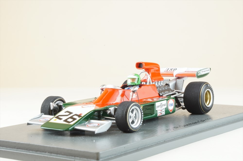 チーム創業者のF.ウイリアムズがウイリアムズF1を立ち上げる前にレース活動を行っていたのが、このISO（マルボロ）です。スポーツカーメーカーのISOとタバコブランドのマルボロがスポンサーとなっていたためこのネーミングになっていますが、ISOは車両の開発や製作には関与していませんでした。この年からスタートした新安全基準を満たすため、大きなサイドポンツーンが採用されているのが特徴です。なお、このモデルにはマルボロデカールは添付されません。スケール：1/43形態：完成品ミニカーメーカー型番：s7574商品コード：9580006975744▼商品登録日：2020年7月3日