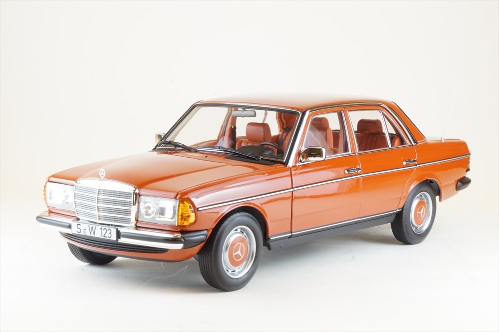 ディーラー別注 1/18 メルセデス・ベンツ 200 W123 イングリッシュレッド 完成品ミニカー B66040653
