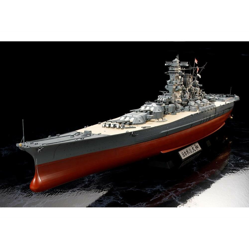 全長=752mm　写真はキットを組み立て、塗装したものです日本海軍が最後に建造した大和型戦艦の一番艦が大和です。その基準排水量は他国の戦艦をはるかに凌駕する64,000トンに達し、世界最大最強を誇る46cm砲を3連装3基の9門搭載。史上最大の戦艦として歴史に名を刻んでいるのです。厳格な機密保持の基で建造が進められ、1941年12月に竣工。1942年2月から1年間は連合艦隊旗艦を務め、司令長官である山本五十六大将が座乗しました。1942年6月のミッドウェー作戦や1944年6月のマリアナ沖海戦、10月のレイテ沖海戦にも出撃。そして1945年4月、沖縄へ向かう途上でアメリカ海軍機の攻撃により失われました。大和が米英戦艦を相手に実力を発揮する機会はついに訪れませんでした。しかしその建造で培われた革新的な造艦技術の数々は、戦後日本が造船王国として復興を果たすための礎となったのです。★1/350スケール、全長752mm、全幅111mm。綿密な調査に基づいて、その存在感と迫力を余すことなくモデル化。★対空兵装を大幅に強化した1945年4月の沖縄特攻時の姿を再現。★フルハル仕様、ウォーターライン仕様のいずれかを選んで組立可。★船体外板には繊細なモールドで接合表現を施しました。★アンカーチェーンとプロペラシャフトは金属製。★艦橋上部や後部マストのレーダー、ハシゴ、クレーンなど繊細な部分はエッチングパーツでシャープな仕上がり。スケール：1/350形態：スケールモデルメーカー型番：78025商品コード：4950344780259▼商品登録日：2021年01月13日