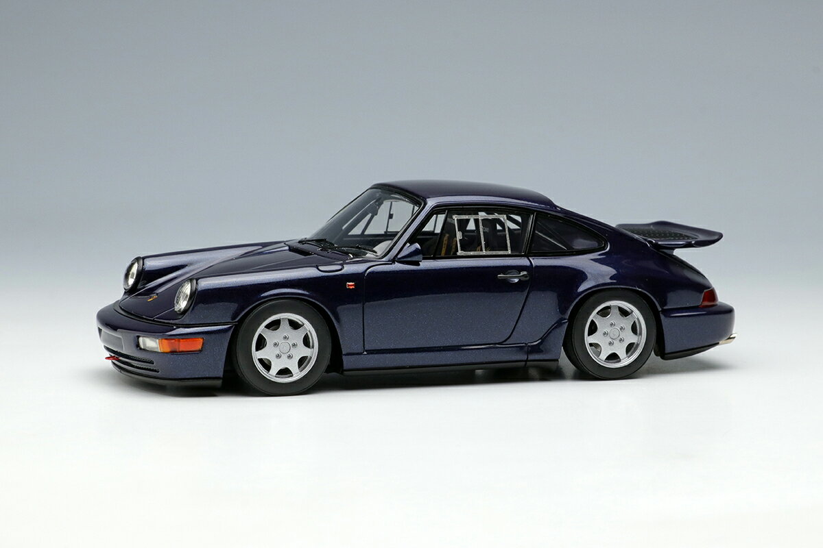 ポルシェ964シリーズは大きく分けると911の3世代目にあたり、1989〜1993年まで販売され、プラットフォームを刷新、従来の911の特徴であったトーションバー式から、コンベンショナルなコイルスプリング式に足回りを変更したことでも知られます。また911初の4WDモデルや空力性能を追求したボディやシャシーも話題となりました。964は競技用など、種々の限定モデルが製造されましたが、その中にあってもわずか22台しか製造されなかったカレラ4ライトウェイトは1、2を争う希少車となります。その誕生の経緯については諸説ありますが、パリダカールラリーを走った959のオフロード競技車両、953の余剰部品を消化するために作られた、あるいは当時ポルシェ社内でカレラ4を使ったワンメイクレース構想があり、そのホモロゲ用に製造されたといったあたりがきっかけとされています。カレラ4ライトウェイトはその名の通り、一切の快適装備を省いた他、アルミ製のボンネット＆ドア、ファイバーグラス製のエンジンフード、プレキシグラス製の窓類や引き戸式のサイドウィンドウなどによって軽量化を果たし、車重は標準のカレラ4よりも360kg！も軽い1090kgに抑えられていました。また軽量化するだけでなく、車体は溶接を増やすなど剛性アップも図られていました。外観的な特徴は多くは無く、黒塗りのヘッドライトベゼル、スライド式のサイドウィンドウ、小ぶりなエアロミラー、そして専用のウィング、標準モデルよりも2.5センチほど下げられた車高などが挙げられます。※材質: レジン製ボディ、ホワイトメタルパーツ、エッチングパーツ、アルミ製挽き物パーツ※アクリルベース、クリアケース付属スケール：1/43形態：完成品ミニカーメーカー型番：vm164e商品コード：4570104422214登録コード：n201218▼商品登録日：2023年04月03日