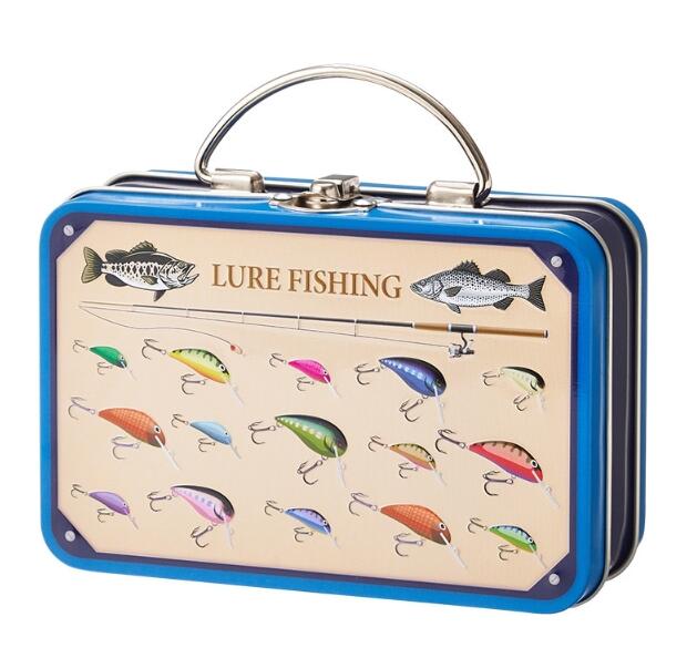 釣り道具をモチーフにした缶がラインアップ。中にはサーディンの形をしたチョコレートとラムネが入っています。お菓子を食べ終わった後は、缶はルアーの保管にも使用可能。釣り好きな方へのギフトにおすすめです！ 【サイズ】(缶本体)約 W14.5×H9...