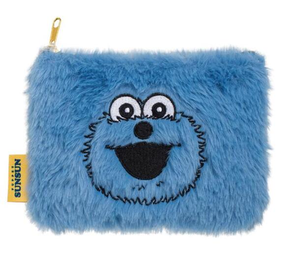 手ざわり抜群！スンスンのふわふわポーチに2種のチョコクランチを詰め合わせました。 スンスンのお顔が刺繍された、お菓子入りのふわふわポーチ　専用袋付きでプレゼントにオススメ!! 商品本体サイズ 幅19×奥行2.5×高さ13.7cm ・注意事項...