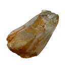 【商品詳細】 石：天然水晶原石 ヒマラヤ水晶／ゴールデンヒーラー サイズ：最大約50.7×43.3×長さ83.1mm前後 重量：約1687g 産地：ネパール・ガネーシュ ヒマール・ヒンデゥン ※モニターの環境により色味が異なる場合がございます。 ※天然の為、濁り・クラック・欠け・インクルードがございます。 ※商品は写真のものを配送いたします。 【ネパール・ガネーシュヒマール・ヒンデゥン産】 ネパール・ガネーシュ・ヒマール・ヒンデゥン産のヒマラヤ水晶は、過酷な環境下で人の手により採取される貴重なヒマラヤ水晶です。 内包物が多く小さな結晶が多い中、極稀にマグネシウムや鉄分などが天然コーティングされる黄色から黄金色に色づいき輝いた、貴重なゴールデンヒーラーと呼ばれる水晶が産出されます。 水晶の中でも特に強力なパワーを発するとされる人気のヒマラヤ水晶です。 【ゴールデンヒーラー／Golden Healer】 ゴールデンヒーラーは、A・メロディ女史が命名した強力なヒーリングエネルギーをもつと云われる、金色に輝く特殊な水晶で土中の鉄分やリチウム・マグネシウム等によるもので産出量が少ないため希少性が高く、特にヒーリング・スピリチュアルな分野で人気の天然石になります。ガネーシュヒマール・ヒンデゥン産 ゴールデンヒーラー ヒマラヤ水晶原石 168gです。 珍しいヒンデゥン産の黄金色に色づいたゴールデンヒーラーと呼ばれるヒマラヤ水晶です。 ボリューム感のあるサイズに照り艶もあり、先端部は雲母などによりキラキラと燻銀の輝きも見られ、鉄分などによりオレンジゴールドに輝いたヒマラヤンゴールデンヒーラーになります。 また、一部結晶表面に天然レインボーと小さなレコードキーパーも見られるヒマラヤンクリスタルです。 【効果／云われ】 ○強い浄化作用 ○ビジネス運・仕事運を向上 ○決断力を高める ○深い癒しのヒーリング効果 ○心の癒し ○精神の安定 ○マイナスエネルギーからの防御 【ネパール・ガネーシュヒマール・ヒンデゥン産】 ネパール・ガネーシュ・ヒマール・ヒンデゥン産のヒマラヤ水晶は、 過酷な環境下で人の手により採取される貴重なヒマラヤ水晶です。 内包物が多く小さな結晶が多い中、極稀にマグネシウムや鉄分などが 天然コーティングされる黄色から黄金色に色づいき輝いた、 貴重なゴールデンヒーラーと呼ばれる水晶が産出されます。 水晶の中でも特に強力なパワーを発するとされる人気のヒマラヤ水晶です。 【ゴールデンヒーラー／Golden Healer】 ゴールデンヒーラーは、A・メロディ女史が命名した強力なヒーリングエネルギーをもつと云われる、 金色に輝く特殊な水晶で土中の鉄分やリチウム・マグネシウム等によるもので 産出量が少ないため希少性が高く、特にヒーリング・スピリチュアルな分野で人気の天然石になります。