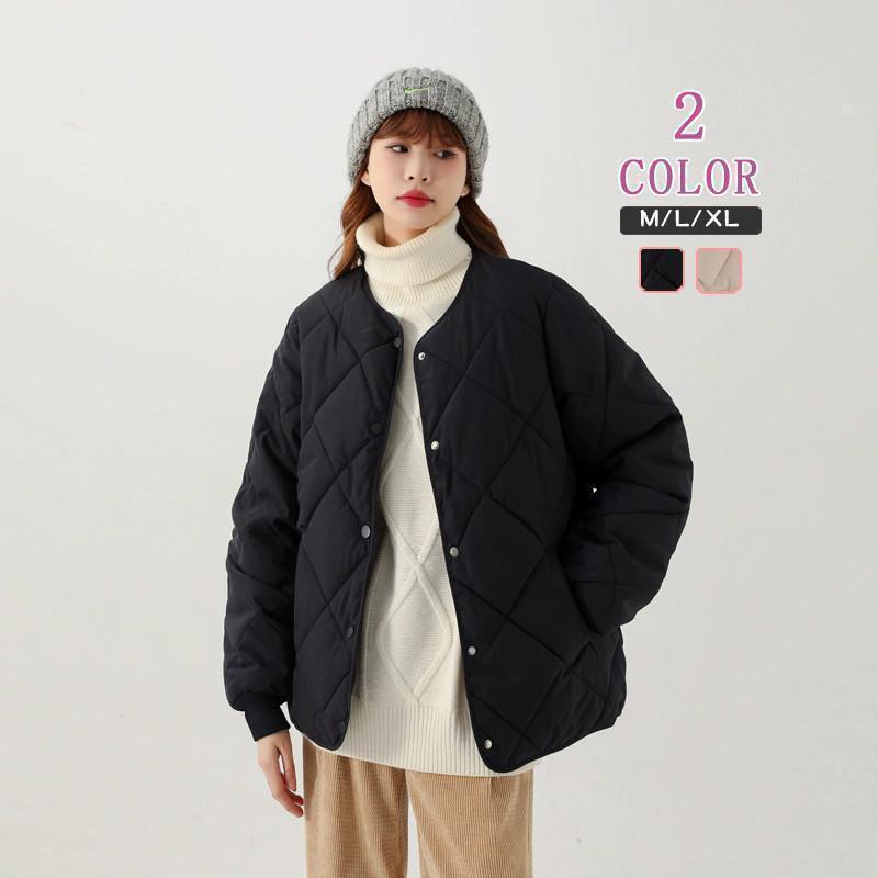 ■素材表地/裏地：ポリエステル詰め物：中綿----------------フード付き中綿ショートコート防寒着としてはもちろん、襟抜きして今年らしい着こなしも楽しめる優秀アイテム。少し大きめのフードのデザインは今シーズンのトレンドアイテムとも好相性ボリューム感のあるシルエットもショート丈なので低身長さんにもおすすめです。----------------■キーワード中綿コート レディース ロング丈 軽量 厚手 アウター トップス 安い 冬服 冬用 秋冬 ロングコート Aライン 膝下 防風 韓国風 防寒性抜群 着痩せ 体型カバー 大人 シンプル ゆったり きれいめ OL 通勤 おしゃれ 可愛い ミリタリーコート カジュアルコート マウンテンパーカー ブルゾンジャンパー 50代 30代 40代 20代 普段着 デート 大きめ