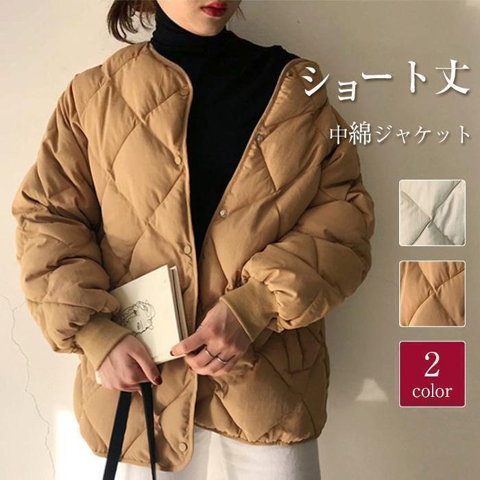 キルティング コート ノーカラー 中綿 レディース ジャンパー アウター 羽織り 防寒 シンプル インナーコート フードなし ゆったり カジュアル【サイズ】M L XLM 肩幅42cm 袖丈59cm バスト100cm 着丈70cmL 肩幅44cm 袖丈59cm バスト104cm 着丈72cmXL肩幅46cm 袖丈59cm バスト108cm 着丈72cm【素　材】コットン、ポリエステル【カラー】杏色　キャメル※平置きサイズです。多少の誤差が生じる場合がありますので、ご了承ください。※光の加減 特定の撮影環境 撮影角度により、カラーが実際の商品と若干異なることがございます。※当商品は機械による生産の過程上、どうしても生地を織る際の糸の継ぎ目や多少のほつれ、他繊維の混紡、また、採寸方法により多少の誤差が生じる場合がございます。予めご理解くださいますよう、お願い申し上げます。※写真のカラーはイメージとなります。※ご覧になっている画面の明るさ等により、実際の商品と多少色味が異なる場合がございます。