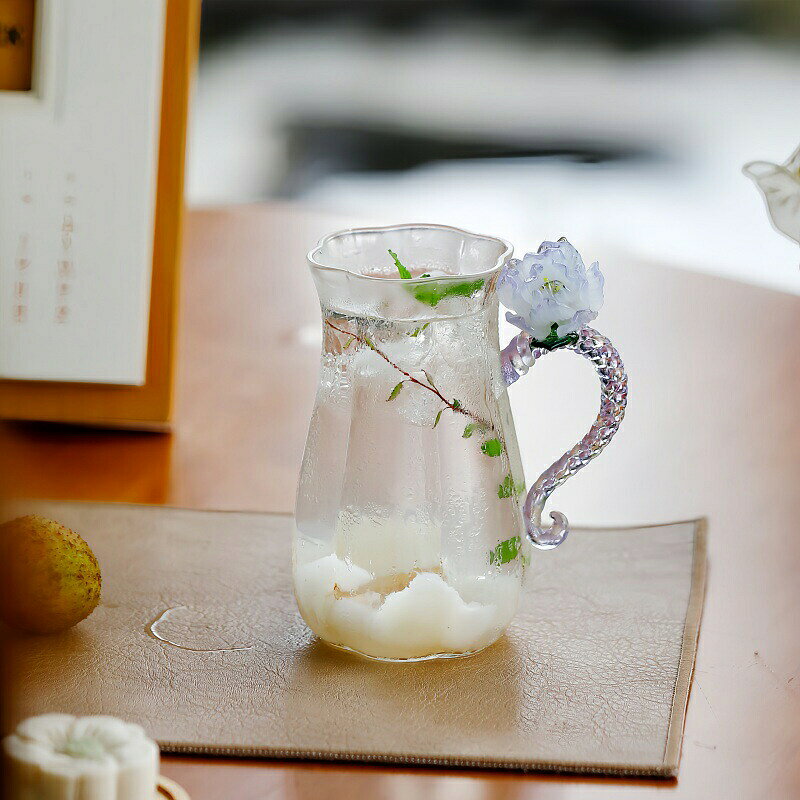 商品詳細 （耐熱ガラス器）〜和モダン花柄デザイン 茶海（チャカイ）＆片口酒器 310ml〜花の形をした取っ手が映える、和モダンな耐熱ガラス器耐熱ガラスを使用した、花柄取っ手と縦溝デザインが特徴的なガラス器です。花の形をした取っ手が可愛らしく、和モダンな佇まいがテーブルを上品に彩ります。茶海（チャカイ）として紅茶や麦茶を注ぐのはもちろん、片口酒器として日本酒や冷酒を楽しむこともできる多用途設計。310mlのほどよい容量で、お茶時間から酒の席まで幅広く活躍します。耐熱ガラス製で温かい飲み物も冷たい飲み物もOK。手作りならではの温かみのある風合いが、日常のひとときをより特別なものに変えてくれます。 品質表示 項目詳細材質耐熱ガラス容量約310ml サイズ 直径約10cm × 高さ約12cm項目詳細カラー淡藤色／乙女色（2色展開） 特徴 花柄取っ手 / 縦溝デザイン / 和モダン / 手作り使用シーン紅茶、麦茶、日本酒、冷酒など、幅広い飲み物にお使いいただけます。花の形をした取っ手と縦溝デザインが織りなす和モダンな佇まいは、おうちカフェや来客時のおもてなし、特別な日の食卓にぴったり。310mlのほどよい容量で、普段使いからギフトまで幅広くおすすめです。項目詳細用途茶器として（茶海・急須・分茶器・麦茶ポット）／酒器として（片口酒器・徳利） 商品の安全性について ハンドメイド製品のため、製造工程上の微細な凹凸や気泡、わずかな擦れがある場合があります。出荷前に丁寧に検品を行い、安心してお使いいただける状態でお届けします。初期不良がございました場合は、1ヶ月以内に交換対応いたします。 備考 耐熱ガラス製で、熱湯をご使用いただけます。直火、炭火、IH、電子レンジでの使用はできません。急激な温度変化にはご注意ください。 注意事項 ハンドメイドの特性上、サイズや形状、色味には個体差がございます。手作りならではの風合いとしてお楽しみください。モニター環境により、実際の色味と異なる場合がございます。 関連キーワード 茶海,片口酒器,ティーポット,ガラスピッチャー,カラフェ,急須,徳利,分茶器,麦茶ポット,耐熱ガラス,和モダン,花柄取っ手,縦溝デザイン,310ml,淡藤色,乙女色,2色展開,紅茶,日本酒,冷酒,おうちカフェ,来客用,ギフト,プレゼント,敬老の日,結婚祝い,手作り,ハンドメイド,おしゃれ,かわいい,日常使いに便利,高品質その他人気の茶器・酒器もぜひご覧ください