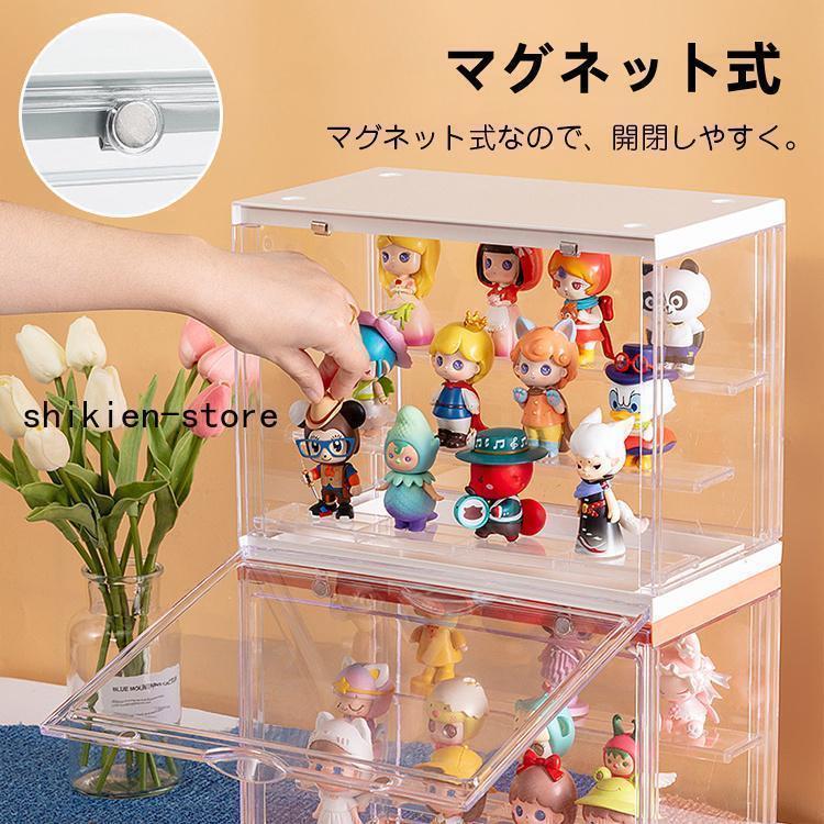 【仕様】商品名：多機能コレクションケースサイズ：30*23*17cm材質：PS+ABS重量：約1kgカラー：ホワイト【特徴】●透明素材採用コレクションケースの各側面は透明素材を採用なので、人形ディスプレイがすぐにはっきり見えます。 ●大容量?収納力抜群階段式の仕切り板により、小さなフィギュアをさまざまな角度から展示することができます。収納ボックスの収納スペースも広がります。●マグネット式デザイン扉は開閉しやすいマグネット式なので、物の出し入りが便利です。装飾品を簡単に交換できます。●積み重ね可能透明のディスプレイボックスは、上面および底面に凹凸があり、自由に重ね着でき、傾ける際に転倒しないように便利です。ディスプレイウォールとして積み重ね可能。●取り外し可能な仕切り板三段ステージの仕切り板は必要に応じて取り外すことができ、大きなフィギュアも入れられ、大きさに合わせて飾ることができる。●様々なシーンで大活躍フィギュアやコレクションの日常的な保存だけでなく、さまざまな小物用の防塵ケースとしても便利です。透明のディスプレイボックスは、コレクション好きの友人へのプレゼントに最適です。