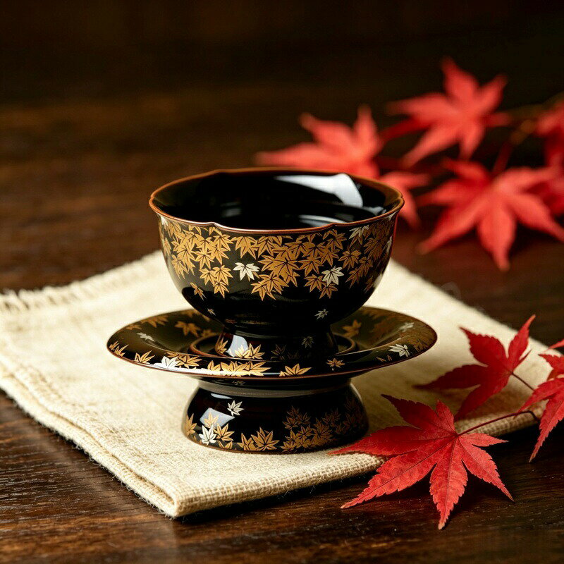 商品詳細　Handmade Ceramic〜手づくりにこだわった和風湯呑み〜墨染金楓　和趣き湯呑み職人の手業により生まれた墨黒釉の重厚な風合い。繊細な紅葉柄が釉面に映え、落ち着いた和の雰囲気を醸し出します。湯呑み単品のほか、茶托セットもオプションよりお選びいただけます。普段のティータイムを上品に彩るだけなく、和風の趣きを感じながらゆったりとお茶の時間をお愉しみいただけます。細部に込めた職人のこだわりが、日々の暮らしに雅な彩りを添えます。品質表示材質:陶磁器容量＆サイズ:70ml:口径約7.3cm x 高さ約5.5cm茶托:直径約 9.7cm x 高さ約 3.3cm黒地金紅葉柄　伝統和風仕上げ使い方の提案紅茶 緑茶 日本茶 工芸茶 中国茶 台湾茶 ティーバッグ 花茶 麦茶 ハーブティー 健康茶 母の日 ギフトとして 新生活 など商品の安全性について当該商品は「日本食品検査」を受けましたので、ご安心にお使えいただけます。徹底した品質管理で国際規格のISO認定工場。IwaiLoftでは、お客様により安心していただける商品をお届けするため、品質管理の担当者が安全性のチェックを行い、入念な安全管理を行っております。出荷前に専門のスタッフがしっかり検品して出荷いたします。ご購入後、万が一商品に不具合がある場合（初期不良など）は、1ヶ月以内に無償で交換いたします。備考食器洗浄※・乾燥機OK直火・電子レンジでのご使用はお控えください。湯呑み単品・茶托セットからお選びいただけます磁器製品を長くお使いいただくコツ※手作り磁器は製造上、わずかな釉薬の濃淡、細かな気泡、表面の風合いの揺らぎが生じます。これらは職人の手仕事ならではの表情であり、不良品ではございませんので安心してお使いください。※急激な温度変化を避け、ゆっくり常温に戻してください。食器洗浄機は機種により水圧・温度が異なるため、長時間の使用はおすすめしません。サイズは平置き計測のため、若干の誤差が生じる場合がございます。硬い器物との衝突を避け、優しくお取り扱いください。手作り品ならではの風合いを長く保つため、日頃から丁寧なお手入れをおすすめいたします。注意事項・色がある場合、モニターの発色の具合によって実際のものと色が異なる場合がある。・釉薬の特性により、個体ごとに色味・模様の違いが生じます。