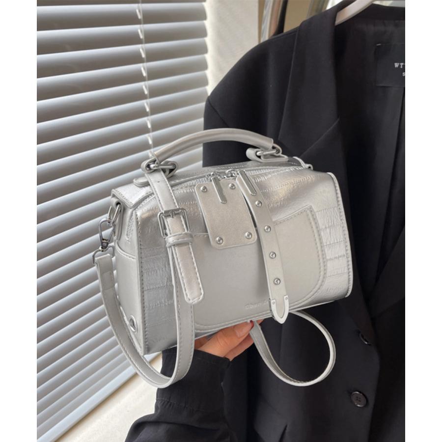 素材：合成皮革+ポリエステルカラー：ブラック/シルバー/オフホワイトサイズ：高さ:約13cm 上横幅:約18.5cm 底横幅:約20cm マチ:約9cm 持ち手高さ:約8cm 持ち手長さ:約21cm（調節不可、取り外し不可） ショルダー:約91-115cm（6段調節可、取り外し可）■収納について?A4対応（22×31cm)：×?ipadmini対応（19.6×13.5×0.7cm)：×?長財布（10×20cm）：×?二つ折り財布:〇?キーケース:〇?ペットボトル横向き（500ml）：×?ペットボトル縦向き（500ml）：×重さ：約423g裏地：あり内ポケット：あり生産国：中国肩掛けカバン ミニボストンバッグ シルバー スクエアバッグ 韓国風 フェイクレザー鞄 おしゃれスタッズバッグ 大人可愛い洗練されたデザインは甘過ぎない、オトナ女子のカッコ良さをアピールするPUバッグが新作登場手持ちでも肩掛けでも使える2way仕様、マチ広デザインなのでコンパクトでも大収納、使い勝手も抜群落ち着きがあってコーデに馴染みやすい定番カラー展開、さりげなく色んなファッションに溶け込む