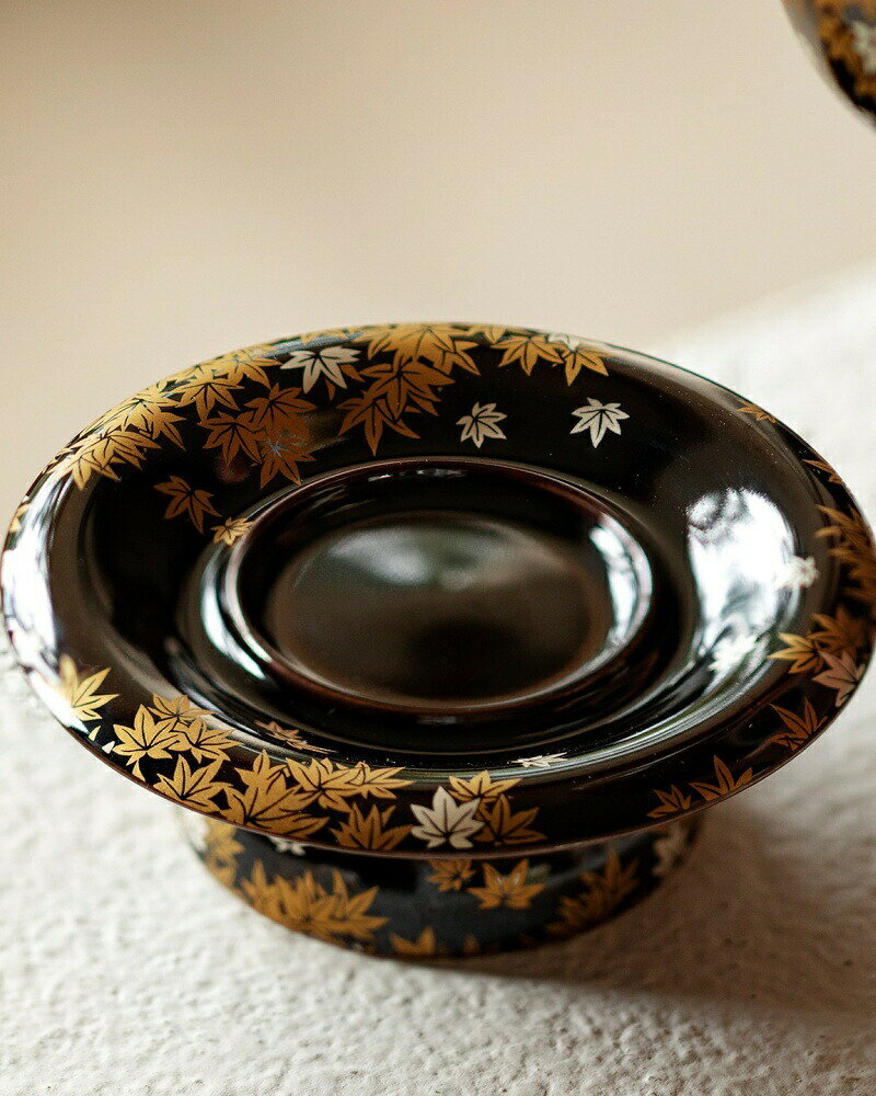 【墨染金楓】手づくり 高台茶托 急須受け トレイ 茶道具 紅葉 黒地 金銀彩 陶磁器 和風 おしゃれ 贅沢 茶道 煎茶 湯呑台 自宅用 来客用 ギフト 母の日 敬老の日 父の日 贈り物にも NEUTRAL