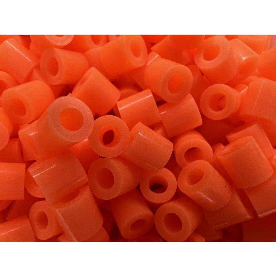 「商品情報」「主な仕様」【ビーズサイズ】5mm 【カラー】オレンジ【対象年齢】8歳以上【容量】約1000粒【保管に便利なチャック付き透明袋】当製品はチャック付き透明袋に入っております。その為、家族や友人とシェアやビーズ残量の確認も一目で判断できます！※小さなお子様が誤飲等されないようご注意ください。※商品写真はできる限り実物の色に近づけるよう徹底しておりますが、 お使いのモニター設定、お部屋の照明等により実際の商品と色味が異なる場合がございます。