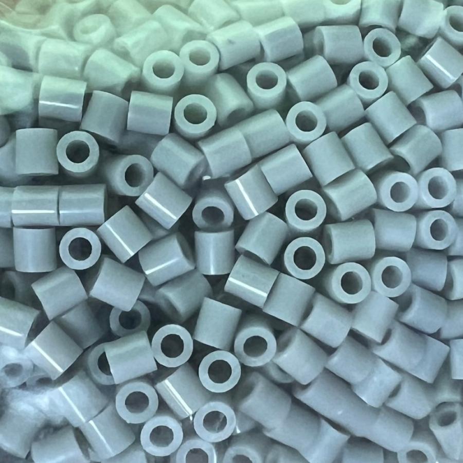 「商品情報」「主な仕様」【ビーズサイズ】5mm 【カラー】グレー【対象年齢】8歳以上【容量】約1000粒【保管に便利なチャック付き透明袋】当製品はチャック付き透明袋に入っております。その為、家族や友人とシェアやビーズ残量の確認も一目で判断できます！※小さなお子様が誤飲等されないようご注意ください。※商品写真はできる限り実物の色に近づけるよう徹底しておりますが、 お使いのモニター設定、お部屋の照明等により実際の商品と色味が異なる場合がございます。