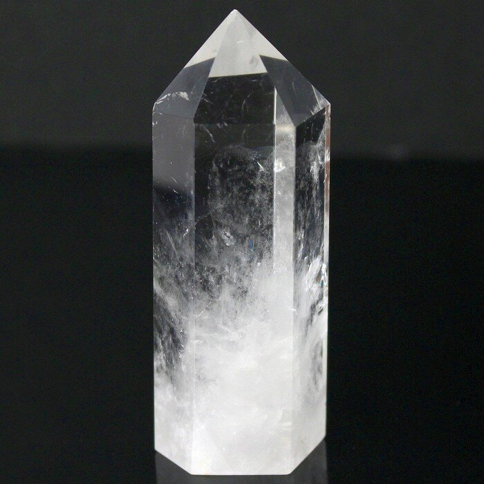 【パワーストーンの意味・言われ】 水晶には「浄化、開運、願望成就、魔よけ」などの意味がありますが、万能的な石の特徴としての『調和・統合・強化』も併せ持ちます 【サイズ】 78mm×30mm×26mm（原石の最長部計測） 【重量】 101g 【産地】　ブラジル □■イチオシポイント■□ クリアで透明度が高い水晶ポイントです。ブラジル産の良質原石のみを使用した石質にこだわったインクルージョン（内包物）もきれいな逸品です。 ※本商品は一点物です。掲載写真現物を発送いたします。（当店では色・形状・品質が違う品については、基本的に個別に撮影し、一点物販売をしております。） □■□■□■□■□■□■ 水晶には「浄化、開運、願望成就、魔よけ」などの意味がありますが、万能的な石の特徴としての『調和・統合・強化』も併せ持ちます。 その透明さ、純粋無垢な輝きは「パワーストーンの王様」と言われています。 水晶は古来より魔よけや、お守り、呪術などに使われてきました。ヒーリングストーンや霊石としても世界中で活用されてきました。 すべてのものを浄化し、潜在能力を引き出し、直感力、創造力をはぐくむなど、パワーストーンの中でも万能的な存在です。 水晶のような輝き、清らかさは、今私たちにも求められているものではないでしょうか。 透明な水晶（クォーツ）は、純粋な白い光を反射して、強いヒーリングエネルギーを作り出し、すべてを浄化し、清めてくれます。 ポイント型天然石は、先端の尖っているポイントからエネルギーを出す事によって、その場や物等のマイナスエネルギーを跳ね返し、浄化する作用が あると言われています。 ★☆■□◆◇●●◇◆□■☆★ 商品名　：水晶のポイント ジャンル：【訳あり 側面に5mm程度の欠けあり】水晶 ポイント[A34392][ポイント] パワーストーン 通販 LuLu House ★☆■□◆◇●●◇◆□■☆★ ■こんな物を探している方にもご利用されています■ おしゃれで、かわいい ファッション アクセサリー（手作り ブレスレット[数珠・腕輪]｜ペンダント｜ネックレス｜ペンダントトップ ペンダントヘッド｜ストラップ｜原石 鉱石 磨き原石｜リング｜指輪｜ルース｜タンブル｜置物・一点物｜粒｜石｜ビーズ｜デザイン ジュエリー） ギフト・プレゼントにも おすすめのレディース(女性・女の子)、メンズ(男性・男の子) 可愛い 高級 厄年 厄除け 大きいサイズ アイテム多数 本物 最強 強力 最高 新作 New ポッキリ などなど。 スーパーセールなどのイベント時には激安/格安/限定 特価/安い/在庫処分/レア物/アウトレット/グッズ/訳あり/オススメ/sale/クーポン/お試し などのおすすめ商品をご用意いたします。 レギュラー、シルバー、ゴールド、ダイヤモンド、プラチナ会員様それぞれに満足の高品質アイテムあります。 ★記念日のプレゼント、贈り物に★ 誕生日 結婚記念日 出産 正月 ニューイヤー 成人の日 春節(旧正月) 夫婦の日 バレンタインデー 雛祭り（桃の節句） ホワイトデー 卒業式 新入学 入学式 新学期 進学 新社会人 よい夫婦の日 端午の節句 母の日 父の日 恋人の日 七夕 ハロウィン 敬老の日 クリスマス 水晶婚式 お中元 お歳暮 ★長寿のお祝い★ 61歳 還暦（かんれき）、華甲（かこう） 70歳 古希（こき） 77歳 喜寿（きじゅ） 80歳 傘寿（さんじゅ） 88歳 米寿（べいじゅ） 90歳 卒寿（そつじゅ） 99歳 白寿（はくじゅ） 100歳 百寿（ひゃくじゅ・ももじゅ）、紀寿（きじゅ） パワーストーン 通販 LuLu House[ルルハウス るるはうす]【※本商品は一点物現物です】 【天然石の品質にこだわったショップお勧めアイテム！】 【注目】人気の売れ筋アイテムを海外直輸入価格で提供中。！ 天然石情報水晶 石言葉（意味・効果）調和・統合・強化、コミュニケーション能力向上、魔除け、お守り、浄化、潜在能力を引き出す、直感力・創造力をはぐくむ、パワーストーンの王様 和名水晶 英名crystal quartz 別名クリスタルクォーツ、ロッククリスタル 守護石（星座）双子座（ふたご座） 誕生石4月 干支（十二支）申(さる) カラー バリエーション（色）無色透明 産地ブラジル、中国、アメリカ、世界各国