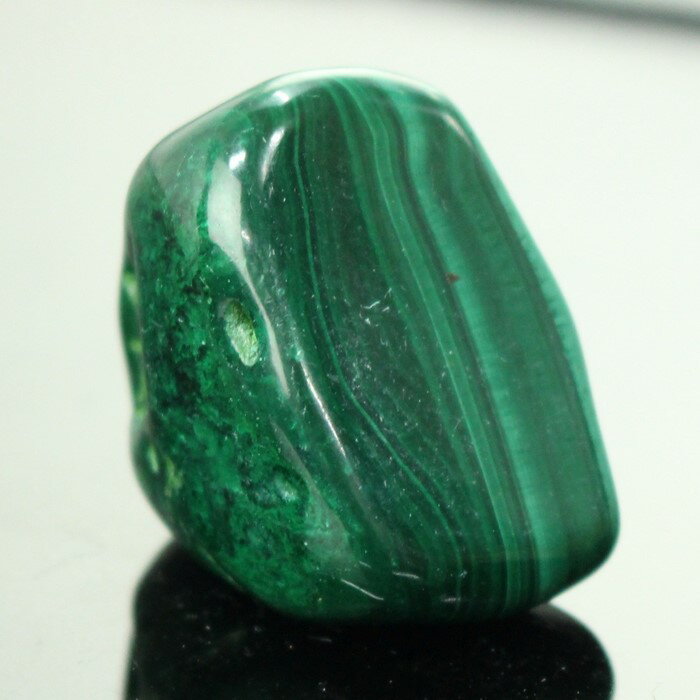 【厳選品質 一点物】マラカイト 石 タンブル Malachite 孔雀石 マラカイト 原石 魔除け 厄除け 磨き原石 お守り石 お守り【巾着袋付き】 マラカイト...