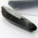 【パワーストーンの意味・言われ】 黒水晶[モリオン]：強力な邪気払い・浄化作用 最強の魔除け パワーストーン 【サイズ】 160mm×38mm×32mm（原石の最長部計測） 【重量】 271g 【産地】　中国 山東省 □■イチオシポイント■□ 年々、産出量が減り、入手困難になりつつある中国 山東省のモリオンです。 モリオンの取り扱い量が多い当店でも年に1回程度しか入手できない希少な逸品。 ※本商品は一点物です。掲載写真現物を発送いたします。（当店では色・形状・品質が違う品については、基本的に個別に撮影し、一点物販売をしております。） □■□■□■□■□■□■ 濃い黒色が光をほとんど通さない水晶のことを黒水晶（モリオン）と呼びます。 黒水晶（モリオン）は数ある天然石の中でもおそらく最も強力な邪気払い、魔よけの石の一つと言えるでしょう。 あらゆるタイプのマイナスエネルギーから持ち主を強力に守ってくれるのがモリオンです。エネルギー的な干渉を受けやすい方は、黒水晶（モリオン）を近くに置くことで少し楽になるかもしれません。 黒水晶（モリオン）はその漆黒の風貌からは想像しがたいのですが、強力な浄化作用を持つ石でもあります。 不幸を寄せ付けないような強い邪気払いの特性を考えると、持ち主にとっては幸運の石となってくれるかもしれません。 クラスターというのは、柱状になっているクリスタルの結晶が仲良く群れをなしている姿から、無限の可能性を秘めた『地球の宝物』 と称えられている天然石です。 存在感のある柱状ポイントが人生の道しるべとなるべくパワーを放出するでしょう。 □□□□□□□□□□□ 商品名　：モリオンのクラスター モリオン クラスター[A42080][クラスター] □□□□□□□□□□□【※本商品は一点物現物です】 【天然石の品質にこだわったショップお勧めアイテム！】 【注目】人気の売れ筋アイテムを海外直輸入価格で提供中。！ 天然石情報モリオン 石言葉（意味・効果）強い浄化能力、魔除けの石、降魔鎮邪の石、エネルギーの集中 和名黒水晶 英名morion 別名− 守護石（星座）− 誕生石− 干支（十二支）− カラー バリエーション（色）黒、灰色 産地イギリス、ブラジル、中国、アメリカ、等