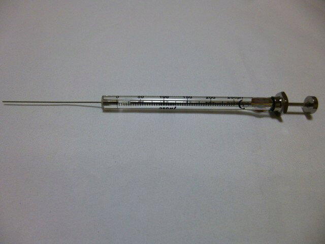 【商品の仕様】 容量：250μl 針の種類：平針 ガスクロ・液クロ等機械注入用マイクロシリンジ 平針 250μlです。 研究・実験用としてご使用ください。 針の交換はスペアパーツを販売していない関係上出来ません。 ※本商品は医療用ではありません。医療行為で使用しないでください。 本シリーズは0.5～1000μLまで幅広い容量をご用意しております。 また、鋭角針タイプも販売しておりますので、用途に応じてお選びいただけます。