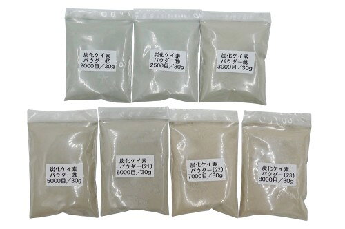 本製品は、炭化ケイ素（SiC）を主成分とした粉末状の研磨材です。 粒度は24目から8000目まで全23種類をご用意しており、目的に応じて粗研磨から微細仕上げまで幅広く対応できます。 低番手（24〜600目）には黒色炭化ケイ素、高番手（800〜8000目）には緑色炭化ケイ素を採用しており、番手によって色味や粒径が異なります。 炭化ケイ素パウダーは、一般的に回転式や振動式のバレル研磨機で使用される研磨材としても知られており、金属部品や樹脂、セラミックなどの表面処理に利用されることがあります。 本商品は内容量や粒度を用途に応じて選べる単品販売のほか、複数の番手をセットにしたアソートもご用意しています。素材や加工工程に合わせて、最適な番手と容量をお選びください。