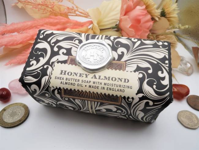 ミッシェルデザインワークス社製シアバターソープ【固形石鹸/1個】ハニー アーモンドMichel Design WorksSheaButter HandSoap【Bar Soap/One Peace】HONEY ALMOND