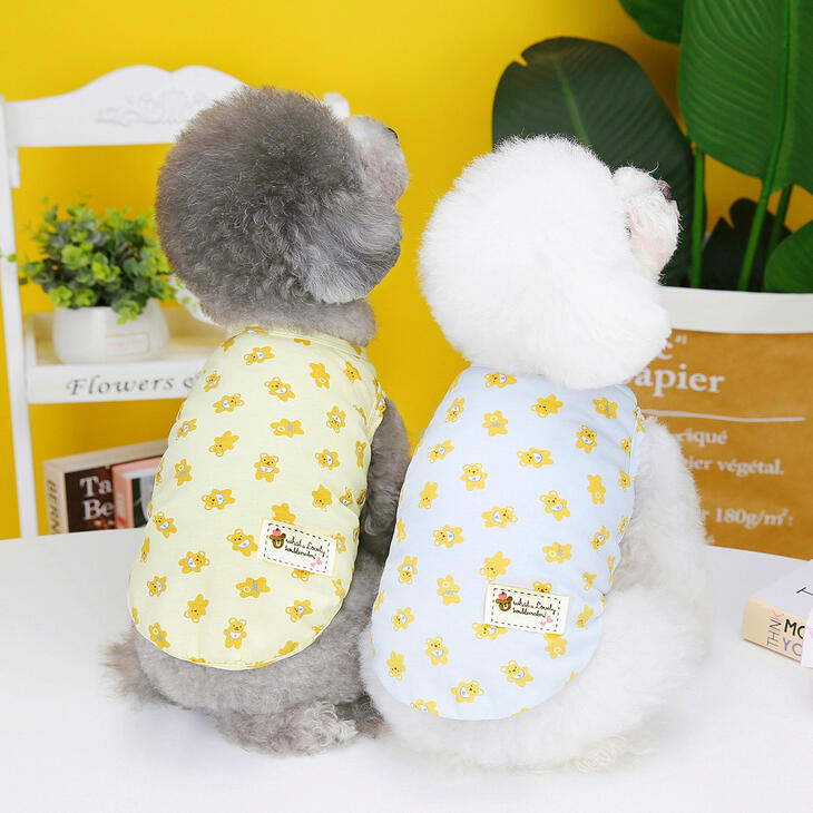 商品紹介可愛らしいクマとお花のプリントが特徴の小型犬用タンクトップです。柔らかく着心地の良い素材で、ワンちゃんの動きを妨げず快適に過ごせます。春夏のお散歩やお出かけ、室内でのリラックスタイムにもぴったりの一着。愛犬の日常に彩りを添える、おしゃれで使い勝手の良いアイテムです。スペック【サイズ】S～2XLまで幅広く展開。胸囲32～52cm、着丈20～40cm、首囲23～35cmで、様々な小型犬種に対応可能です。サイズ表を参考に、愛犬にぴったりのサイズをお選びください。【カラー】優しいイエローと爽やかなブルーの2色展開。どちらも明るい色合いで、かわいく目を引くデザインです。性別を問わず、ご家族の好みに合わせてお選びいただけます。【素材】通気性に優れた柔らかい生地を使用し、夏でも涼しく快適。軽量で伸縮性もあり、ワンちゃんのストレスを軽減します。肌がデリケートな子にも安心して着用させられます。【仕様】首・胴体部分はリブ仕立てで着脱しやすく、抜けにくい設計。プリントは耐久性があり、洗濯後も色褪せしにくいのが特徴。立った姿勢だけでなく寝そべった時もおしゃれに見えるシルエットです。注意事項・輸入時期や製造ロットにより、同じ柄でも色味やサイズに違いが生じる場合がございます。・モニターや撮影環境により、実際の商品の色と若干異なる場合がございます。・海外製品につき、日本製品より縫製が甘い、若干の汚れ等ある場合がございます。・ご注文後、在庫切れや入荷遅延が生じることがございますので、余裕をもってご注文ください。・使用時の破損や事故等につきましては責任を負いかねます。・輸入品の為、輸送の際に生じるキズ・汚れ・箱潰れがある場合がございますが新品です。・サイズ・重量は、多少の誤差が生じる場合がございます。・あくまで画像はイメージですので、商品改良の為パッケージや一部仕様が少し変更になる場合もございます。・お使いのブラウザや設定により、画像と実際の商品との若干の色の違いが生じる場合がございます。・海外製品につき、糸のほつれ・ゆがみ・縫製の甘さ等がございます。 ご理解の上、ご購入をお願いいたします。