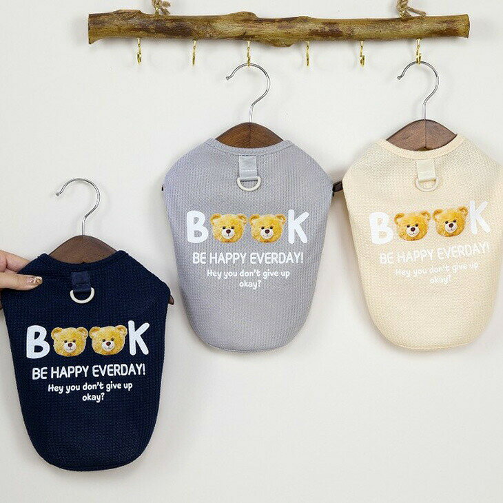 商品紹介かわいらしいくまのワッペンがポイントのペット用ニットタンクトップです。毎日をハッピーに過ごせそうなデザイン、柔らかなワッフル風素材で、小型犬にぴったりの快適な着心地を提供します。シンプルながら存在感があり、室内でもお散歩でも活躍するアイテムです。スペック【サイズ】S～2XLまで幅広いサイズ展開があり、愛犬の体型に合わせて選べます。・S：バスト30cm、着丈20cm・M：バスト35cm、着丈26cm・L：バスト41cm、着丈30cm・XL：バスト46cm、着丈35cm・2XL：バスト52cm、着丈40cm（測定には多少の誤差1～5cmがございます）【カラー】・1.ネイビー：落ち着いた印象の深いブルーで、どんな毛色にも映えます。・2.グレー：柔らかくナチュラルなグレーカラーでシンプルにまとまります。・3.ベージュ：優しいベージュ色で、ほっこりした雰囲気を演出します。【素材】通気性が良くソフトな肌触りの素材を採用。犬の敏感な肌にも優しく、伸縮性もあるため動きやすいのが特徴です。年中を通して快適に着用いただけます。【仕様】背中にDカン付きで、リードを簡単に取り付け可能です。シンプルなデザインながら機能性にも配慮されています。伸縮性があり着脱もしやすいタンクトップ型で、動きを妨げません。注意事項・輸入時期や製造ロットにより、同じ柄でも色味やサイズに違いが生じる場合がございます。・モニターや撮影環境により、実際の商品の色と若干異なる場合がございます。・海外製品につき、日本製品より縫製が甘い、若干の汚れ等ある場合がございます。・ご注文後、在庫切れや入荷遅延が生じることがございますので、余裕をもってご注文ください。・使用時の破損や事故等につきましては責任を負いかねます。・輸入品の為、輸送の際に生じるキズ・汚れ・箱潰れがある場合がございますが新品です。・サイズ・重量は、多少の誤差が生じる場合がございます。・あくまで画像はイメージですので、商品改良の為パッケージや一部仕様が少し変更になる場合もございます。・お使いのブラウザや設定により、画像と実際の商品との若干の色の違いが生じる場合がございます。・海外製品につき、糸のほつれ・ゆがみ・縫製の甘さ等がございます。 ご理解の上、ご購入をお願いいたします。