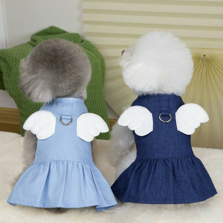 商品紹介かわいらしいエンジェルウィング付きの犬用デニムワンピースです。背中に羽がついているデザインが愛くるしく、愛犬の魅力を引き立てます。普段のお散歩やお出かけ、お呼ばれシーンにもぴったりのオシャレアイテムです。軽やかな素材感で動きやすく、ワンちゃんも快適に過ごせます。スペック【サイズ】 小型犬向けのサイズ展開で、体のサイズに合わせてぴったりフィットする設計です。詳細なサイズは商品ページにてご確認ください。サイズ選びに不安な方は、お気軽にお問い合わせください。【カラー】 ライトブルーとネイビーブルーの2色展開。爽やかで明るいライトブルーは春夏にぴったり、深みのあるネイビーブルーは落ち着いた印象で幅広いシーンに対応します。【素材】 軽やかで通気性の良いデニム素材を使用。丈夫で汚れも目立ちにくく、長く愛用できます。羽部分は柔らかなフェルト素材で細部まで丁寧に仕上げられています。【仕様】 背中部分にはリードを取り付けられるDリングが付いているため、お散歩も安心。着脱は頭からかぶせるタイプで簡単に行えます。スカート部分はかわいいフレアデザインで動きやすさも確保。【備考】 洗濯機での丸洗い可能でお手入れ簡単。羽の部分は強く引っ張らずに優しく扱ってください。おしゃれなワンちゃんへのプレゼントとしても喜ばれるアイテムです。注意事項・輸入時期や製造ロットにより、同じ柄でも色味やサイズに違いが生じる場合がございます。・モニターや撮影環境により、実際の商品の色と若干異なる場合がございます。・海外製品につき、日本製品より縫製が甘い、糸のほつれ・ゆがみ・若干の汚れ等ある場合がございます。・ご注文後、在庫切れや入荷遅延が生じることがございますので、余裕をもってご注文ください。・使用時の破損や事故等につきましては責任を負いかねます。・輸入品の為、輸送の際に生じるキズ・汚れ・箱潰れがある場合がございますが新品です。・サイズ・重量は、多少の誤差が生じる場合がございます。・手作業による採寸のため、多少の誤差はご了承ください。・あくまで画像はイメージですので、商品改良の為パッケージや一部仕様が少し変更になる場合もございます。・お使いのブラウザや設定により、画像と実際の商品との若干の色の違いが生じる場合がございます。 上記ご理解の上、ご購入をお願いいたします。
