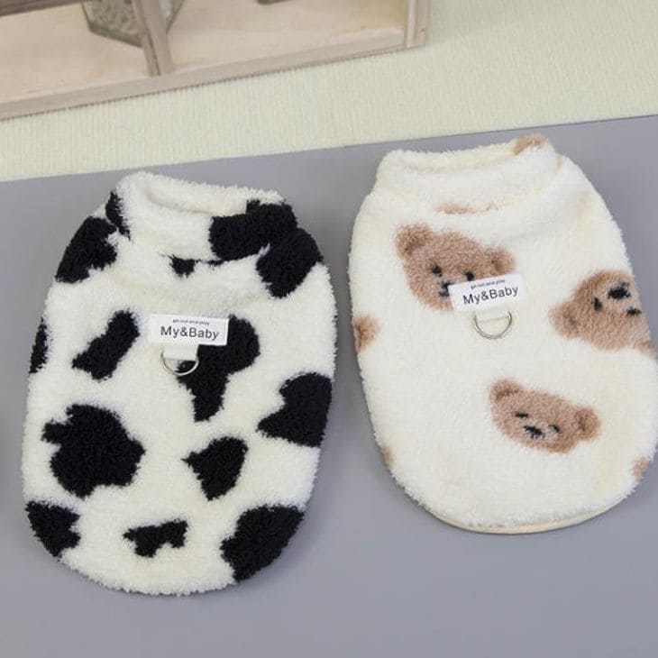 プラリカの【売り尽くし】犬服 冬 NEW! 冬新作 超可愛! くまちゃん 牛柄 デザイン 袖なし トップス ベスト ふわふわ もこもこ 暖かい 快適 Dカン付 防寒対策 ペットウエア ドックウエア 犬用 猫用 丈夫 洗える 爽やか 散歩 旅行 外出 用品 男の子 女の子【a477】｜アングル2