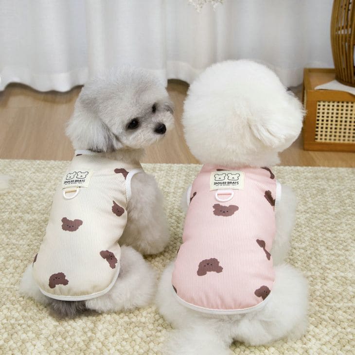 商品紹介室内着やお散歩に大活躍の、くまちゃん柄の機能性とデザイン性を兼ね備えた可愛いタンクトップです。背中部分にDカンが取り付けられているので、お手持ちのリードをそのまま繋ぎ、お散歩の準備もスムーズになります。生地には伸縮性に優れた柔らかなリブ素材を採用しており、元気なワンちゃんの動きを妨げず、優しく体にフィットします。パステル調の優しいカラーバリエーションは、どんな毛色のワンちゃんにも合わせやすく、お出かけ先でも注目を集めること間違いなしの一着です。スペックサイズXS、S、M、L、XL（小型犬から中型犬まで対応）※詳細な寸法についてはサイズ表をご確認ください。カラーアイボリー（優しく落ち着いたベージュ系）ピンク（愛らしさ満点のソフトピンク）ブルー（爽やかで清潔感のあるスカイブルー）素材ポリエステル（通気性と伸縮性に優れたリブ生地）仕様・背面Dカン付き（リード取り付け可能）・着脱しやすいタンクトップ型・首元、袖口パイピング仕上げ・背面オリジナルデザインワッペン付き注意事項・輸入時期や製造ロットにより、同じ柄でも色味やサイズに違いが生じる場合がございます。・モニターや撮影環境により、実際の商品の色と若干異なる場合がございます。・海外製品につき、日本製品より縫製が甘い、糸のほつれ・ゆがみ・若干の汚れ等ある場合がございます。・ご注文後、在庫切れや入荷遅延が生じることがございますので、余裕をもってご注文ください。・使用時の破損や事故等につきましては責任を負いかねます。・輸入品の為、輸送の際に生じるキズ・汚れ・箱潰れがある場合がございますが新品です。・サイズ・重量は、多少の誤差が生じる場合がございます。・手作業による採寸のため、多少の誤差はご了承ください。・あくまで画像はイメージですので、商品改良の為パッケージや一部仕様が少し変更になる場合もございます。・お使いのブラウザや設定により、画像と実際の商品との若干の色の違いが生じる場合がございます。・できるだけ商品と同じ色目を出すよう努力しておりますが、表示画面等の違いから現物と色の違いが生じる場合がございます。ご了承くださいませ。 上記ご理解の上、ご購入をお願いいたします。