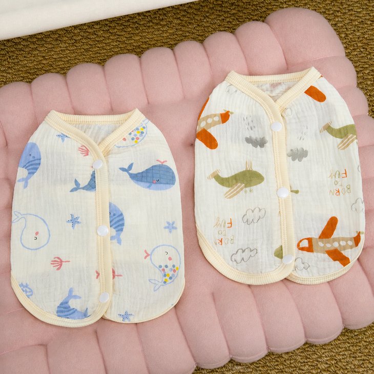 商品紹介「着せやすくて可愛い！」を叶える、ワンちゃん用の前開きベストが登場！被せるタイプのお洋服を嫌がるワンちゃんでも、パチッと留めるだけのスナップボタン式だからお着替えがとってもスムーズです。軽くてサラッとした肌触りのガーゼ生地は、夏は涼しく、エアコンの直風からも優しく身体を守ってくれます。抜け毛が気になる時期のルームウェアとしても1枚持っておくと重宝する万能アイテムです。ワンちゃん仲間へのプチギフトにも喜ばれます！スペック【サイズ】XS、S、M、L、XL（詳細はサイズ表をご確認ください）【カラー】・クジラ柄（アイボリー・ブルー系）・飛行機柄（アイボリー・オレンジ・グリーン系）【仕様】前開き（スナップボタン留め）ノースリーブ（ベストタイプ）注意事項・海外製品につき、サイズや色味に若干の個体差がある場合がございます。・手作業による採寸のため、多少の誤差はご了承ください。・輸入時期や製造ロットにより、同じ柄でも色味やサイズに違いが生じる場合がございます。・モニターや撮影環境により、実際の商品の色と若干異なる場合がございます。・海外製品につき、日本製品より縫製が甘い、若干の汚れ等ある場合がございます。・ご注文後、在庫切れや入荷遅延が生じることがございますので、余裕をもってご注文ください。・使用時の破損や事故等につきましては責任を負いかねます。・輸入品の為、輸送の際に生じるキズ・汚れ・箱潰れがある場合がございますが新品です。・サイズ・重量は、多少の誤差が生じる場合がございます。・あくまで画像はイメージですので、商品改良の為パッケージや一部仕様が少し変更になる場合もございます。・お使いのブラウザや設定により、画像と実際の商品との若干の色の違いが生じる場合がございます。・海外製品につき、糸のほつれ・ゆがみ・縫製の甘さ等がございます。 ご理解の上、ご購入をお願いいたします。