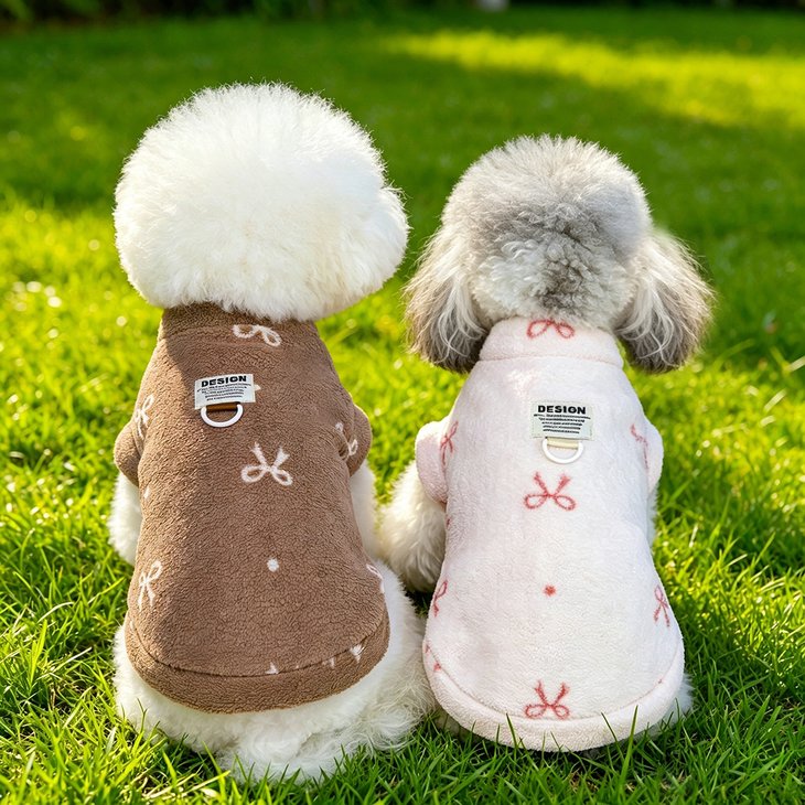 商品紹介愛犬のお散歩姿に、チェックとリボンのかわいらしさをプラス。色違いで並んだ姿も楽しめる、毎日のコーデに取り入れたいデザインです。スペック【サイズ・スペック】・XSサイズ：胸回り32cm / 背丈20cm / 首回り23cm・Sサイズ：胸回り37cm / 背丈25cm / 首回り26cm・Mサイズ：胸回り42cm / 背丈30cm / 首回り29cm・Lサイズ：胸回り47cm / 背丈35cm / 首回り32cm・XLサイズ：胸回り52cm / 背丈40cm / 首回り35cm※海外生産・手作業採寸のため、±1～3cmの誤差が生じる場合があります。注意事項【注意事項】・海外製品につき、サイズや色味に若干の個体差がある場合がございます。・手作業による採寸のため、多少の誤差はご了承ください。・輸入時期や製造ロットにより、同じ柄でも色味やサイズに違いが生じる場合がございます。・モニターや撮影環境により、実際の商品との色味が異なる場合がございます。・海外製品につき、日本製品より縫製が甘い、若干の汚れ等ある場合がございます。・ご注文後、在庫切れや入荷遅延が生じることがございますので、余裕をもってご注文ください。・使用時の破損や事故等につきましては責任を負いかねます。・輸入品の為、輸送の際に生じるキズ・汚れ・箱潰れがある場合がございますが新品です。・サイズ・重量は、多少の誤差が生じる場合がございます。・あくまで画像はイメージですので、商品改良の為パッケージや一部仕様が少し変更になる場合もございます。・お使いのブラウザや設定により、画像と実際の商品との若干の色の違いが生じる場合がございます。・海外製品につき、糸のほつれ・ゆがみ・縫製の甘さ等がございます。ご理解の上、ご購入をお願いいたします。