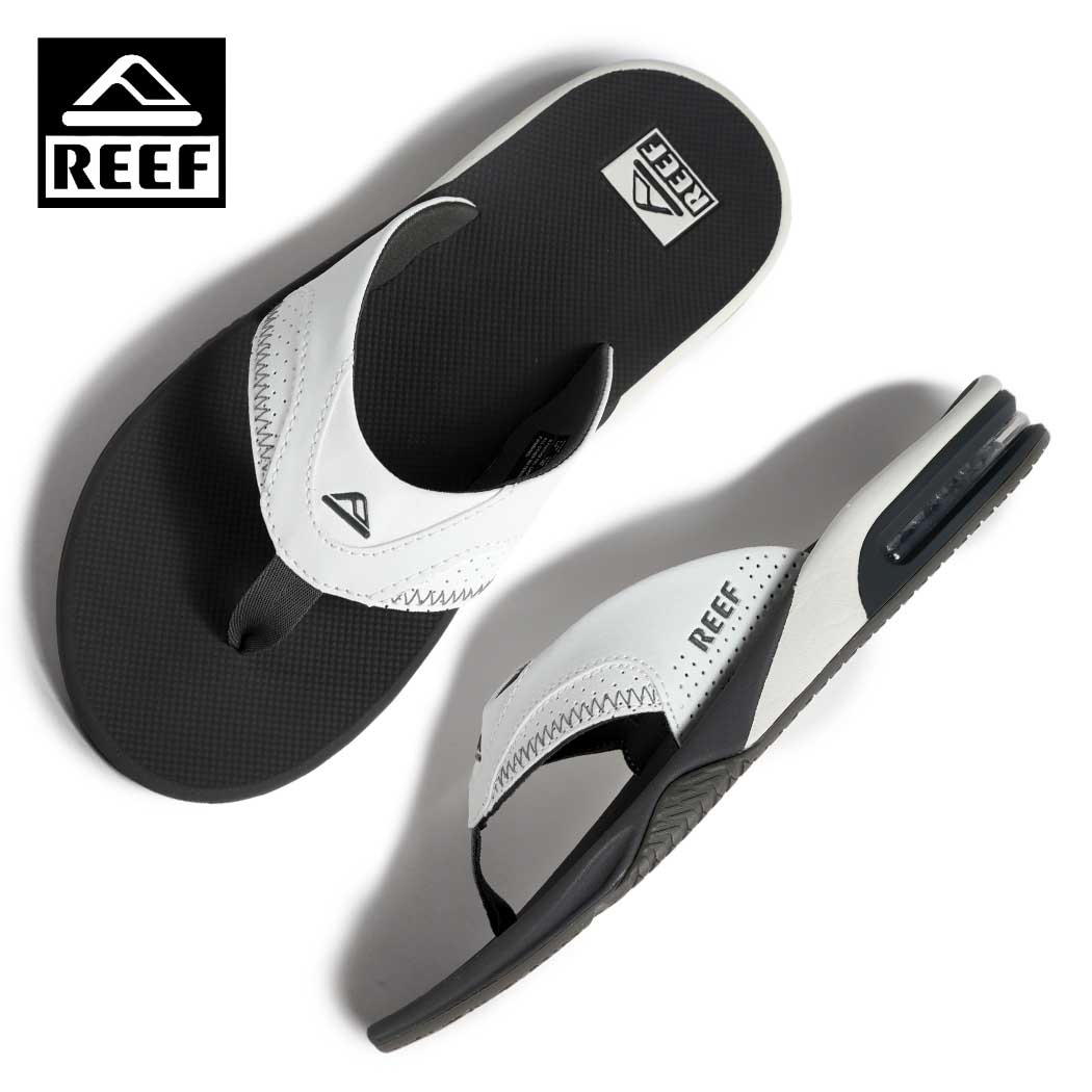 Brand REEF Model FANNING SANDAL Color GRAY WHITE FABRIC 合成素材 Description of item 1984年に誕生して以来、機能的でデザイン性に優れたアイテムをグローバル展開し、不動の地位を確立している総合ライフスタイルブランド『REEF』。ブランドを代表するアイコニックなロングセラーモデルであり、伝説的なプロサーファーのシグネチャーとしても長年愛され続けている『FANNING』が海外より到着しました。今作は、洗練されたニュアンスを放つグレーのアッパーに、クリーンなホワイトのソールを組み合わせた、非常に都会的でスタイリッシュなカラーリングを魅せる。カジュアルになりがちなビーチサンダルですが、質感の高さ際立つアッパーと落ち着いた色調により、モダンなスタイリングにも見事に溶け込みます。デザインのアクセントにもなっているヒール部分のクリアなエアバッグや、ソール底面に隠されたブランド独自のボトルオープナーなど、さりげないこだわりが所有欲を満たしてくれます。シンプルになりがちな夏の着こなしを、足元からスタイリッシュに格上げしてくれる名作の少数入荷となりますので、是非この機会をお見逃しなく。 Size ・普段履かれているサイズより0.5cm大きいサイズを選ばれると少し余裕を持って履く事ができ、普段履かれているサイズですとジャストで履くことができます。 メーカー希望小売価格はメーカーサイトに基づいて掲載しています