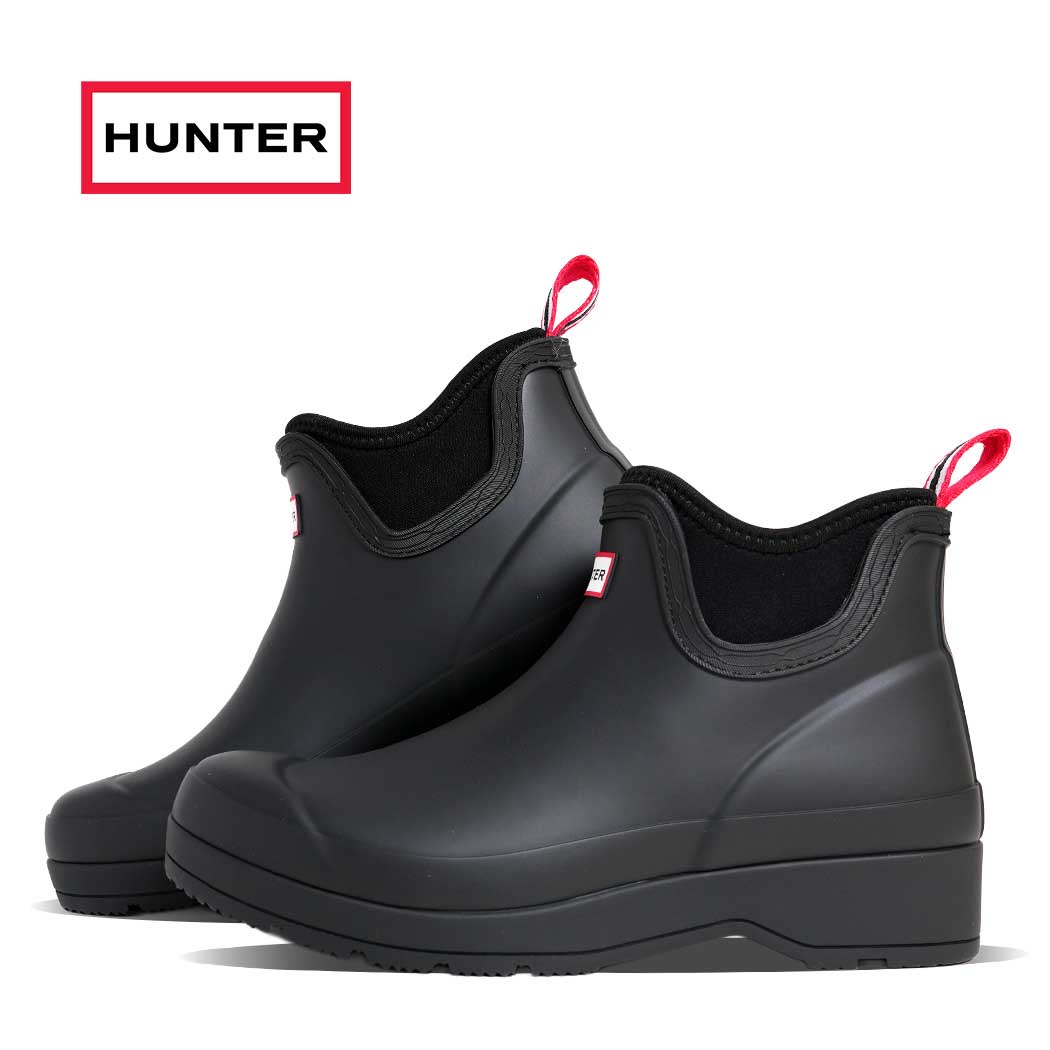 Brand HUNTER Model WOMENS PLAY CHELSEA NEOPRENE BOOT Color BLACK FABRIC ラバー Description of item 1856年にスコットランドで産声を上げ、英国王室御用達の栄誉を授かるなど、高いクラフトマンシップと洗練された英国デザインで世界を魅了し続ける『HUNTER（ハンター）』。ブランドのアイコンであるオリジナルブーツの伝統を心地よく裏切る、モダンな厚底スタイルで絶大な支持を集めるプレイシリーズから、スタイリッシュな新作が届きました。今作は、都会的な佇まいと洗練された足元を演出する『PLAY CHELSEA NEOPRENE BOOT（プレイ ネオプレン チェルシー ブーツ）』です。アッパーにはマットで上質な天然ラバーをベースに、足首周りには柔らかな質感と独特の風合いを持つネオプレン素材を大胆にドッキング。同色のブラックでありながら、計算された異素材のコントラストが、コーディネート全体をぐっと引き締める洗練されたムードを放ちます。すっきりとしたアンクル丈と印象的なバックプルタブがバックスタイルまでスマートに見せ、雨の日はもちろん、晴れの日も普段のスタイリングに自然と溶け込む美しいフォルムが秀逸。カジュアルなレインブーツの枠を超えて、休日のリラックススタイルを品良くクラスアップさせてくれる、周りと差がつく大注目のヘッドライナー。どんなボトムスとも自然に馴染み、シーズンレスに足元を彩る特別なフットウェアとなりますので、是非この機会をお見逃しなく。 Size ・普段履かれているサイズより0.5cm大きいサイズを選ばれると少し余裕を持って履く事ができ、普段履かれているサイズですとジャストで履くことができます。 メーカー希望小売価格はメーカーサイトに基づいて掲載しています