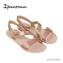 ◇イパネマ Ipanema VIBE SANDAL Ipanema（イパネマ）は、自然の美しさと都会的なライフスタイルが共存する リオ・デ・ジャネイロにあるブラジルで最も美しいビーチ 「イパネマ」の名前を持つビーチサンダルブランドです。 多彩な文化に恵まれ、ボサノバの発祥地としても知られるリオの街のように、 海にも街にもぴったりなデザインは世界中で人気を集めています。 ・ANATOMIC -足裏にフィットしたカタチ- 人の足裏の形状に合わせた立体的構造で、足にサンダルがフィット。 歩きやすく脱げづらいので長時間着用しても疲れにくいです。 ・STRONG -高い耐久性- 耐摩耗性に優れた塩化ビニール(PVC)素材を使用。 すり減りにくいのでアスファルトや荒れた地面の歩行も安心です。 ・COLORFUL -色とりどりで楽しいデザイン- 世界トップクラスのフットウェアメーカーグレンデーネ社が手掛ける豊富なデザインとカラーバリエーション。 柄プリントは、3Dプリント技術により側面を含めた印刷が可能です。 ・SOFT -柔らかく履きやすい- イパネマのサンダルは柔らかさも自慢です。 足なじみが良く、足の動きに優しく沿ってくれるので履きやすいです。 ・SUSTAINABLE -持続可能な商品開発- ほぼ100%リサイクルが可能なPVC素材をすべての商品に使用し、 イパネマは廃棄物の削減と生産エネルギー効率の向上に注力しています。 -------------------------- 表素材：PVC(塩化ビニール)素材 原産国：ブラジル --------------------------