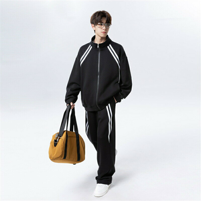 商品詳細 商品特徴 ●【着るだけで、旬の着こなしに。リラックス感あふれる韓国風セットアップ】トレンドのビッグシルエットと、洗練された韓国風デザインが魅力。ゆったりとした着心地で、リラックスしつつもおしゃれな印象を演出し、流行に敏感な大人の男性にぴったりの一着です。●【セットアップでも、単品でも。一着で何通りも楽しめる着回し力】上下セットで着るのはもちろん、前開きのトップスは肌寒い日の羽織りものとして、パンツは手持ちの服と合わせて。一着で何通りものコーディネートが楽しめる、コストパフォーマンスにも優れたアイテムです。●【部屋着から、街着まで。シーンを越えて活躍する万能ジャージ】快適な部屋着として、軽めのスポーツシーンで、そしておしゃれな街着として。あらゆる場面で愛用できる、従来のジャージのイメージを覆す、オトナのための洗練された一着です。●【合わせるアイテムで表情が変わる。カジュアルも、きれいめも自在】カジュアルなスタイルはもちろん、インナーやシューズ次第できれいめな「大人コーデ」にも仕上がります。あなたのセンスで、着こなしの可能性を無限に広げてください。●【お父さんへ、アクティブな男性へ。応援の気持ちを込めた贈り物】おしゃれと快適さを両立したセットアップは、父の日やスポーツ好きな男性へのプレゼントに最適です。豊富なサイズ展開で、ぴったりの一着を贈れば、きっと喜ばれるはずです。素材感普通（薄い、やや薄い、普通、やや厚い、厚い）季節オールシーズン販売対象自宅用、ギフト用サイズ詳細 サイズ写真をご参考ください。※サイズについて不明な方はお気軽にお問い合わせください。※表示サイズがある場合、多少の誤差(約1-3cm)が生じる場合がございます。送料沖縄以外送料無料、沖縄地方1500円ラッピング対応ラッピング袋手配可能。 注意事項※表示サイズがある場合、多少の誤差(約1-3cm)が生じる場合がございます。※製造上、細かな汚れやシワ糸のほつれが発生する場合がございます。※モニターの発色の具合によって実際のものと色が異なる場合が御座います。※?商品の仕様は、製造元の都合により予告なく変更することがあります。また、突然の欠品等で商品手配の遅れや手配ができない場合がございますので、ご了承ください。 ※土日祝祭日のご注文およびお問い合わせへの弊社からのご連絡は、翌営業日となります。 ※その他のよくあるご質問。