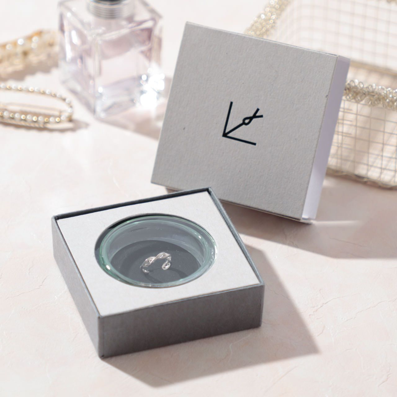 矢留彫金工房 秋田 伝統工芸品 秋田銀線細工 シルバー925 日本製 イヤーカフ くるり 手作業 純銀 シンプル レディース ギフト プレゼント アクセサリー ...