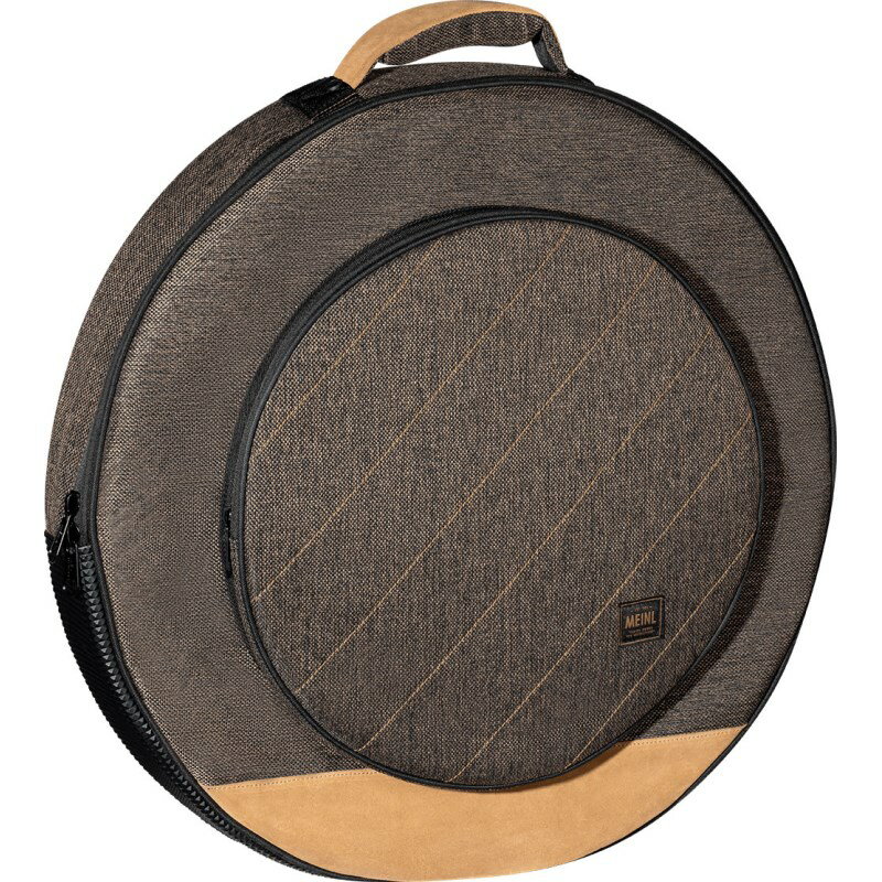 ■商品紹介[MEINL CLASSIC WOVEN STICK＆CYMBAL BAG]ツアーバッグとしてのタフな使い勝手を重視し、耐久性の高い600Dポリエステルを生地に採用したスティックバッグとシンバルバッグが登場します。底面にはスウェードで補強をしており、カラーは3色(Black、HeatherGray、Mocha Tweed)ラインナップされ、クラシカルながらデザイン性の高い仕上げとなっております。[CYMBAL BAG]シンバルバッグは、メインコンパートメントは22インチシンバルを収納可能なサイズで、3枚のシンバルディバイダーが入っており、底面外部はスウェード生地によって補強されています。フロントコンパートメントは15インチシンバルまで収納可能で、シンバルディバイダーが1枚入っています。キャリーストラップはバックパック式を採用しています。サイズ：〜22インチカラー：Mocha Tweed検索キーワード：イケベカテゴリ_ドラム_ドラムケース_MEINL_新品 SW_MEINL_新品 JAN:0842960148190 登録日:2023/04/28 ドラムケース マイネル