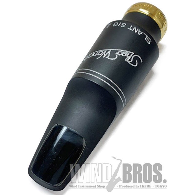 ■商品紹介// Theo Wanne Tenor Saxophone Mouthpiece SLANT SIG 2 Hard Rubber //SLANT SIG 2モデルは文字通り究極のオットーリンク スラントシグネチャーマウスピースの再現を目指して設計されたモデルで、汎用性が高く様々な演奏スタイルに対応可能です。1950年代から70年代までの全てのヴィンテージスラントを調べつくし、「良い所取り」をしたセオ・ワニ氏ならではの会心作となっています。※リガチャー、キャップは付属致しません。メイヤーサイズ等の一般的なラバーマウスピース用のリガチャーが適合します。※ハンドフィニッシュ品のため細かな擦り傷、変色等が見られる場合がございます。予めご了承下さいませ。■仕様詳細■オープニングラインナップ「6*」(約2.41mm)…オットーリンクラバー6*相当「7*」(約2.67mm)…オットーリンクラバー7*相当「8」(約2.79mm)…オットーリンクラバー8番相当（あくまで目安とお考え下さい）■付属品・ポーチ・外箱検索キーワード：イケベカテゴリ_管楽器・吹奏楽器_サックス用アクセサリ_マウスピース_Theo Wanne_新品 SW_Theo Wanne_新品 JAN:8168210138424 登録日:2024/04/14 マウスピース セオ ワニ テオ セオ・ワニ